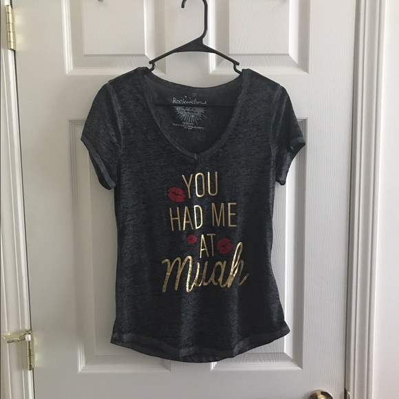 Rocker Girl Sz M Juniors T-Shirt V-Neck Dark Gray NWOT “You had me at muah” - Picture 3 of 8